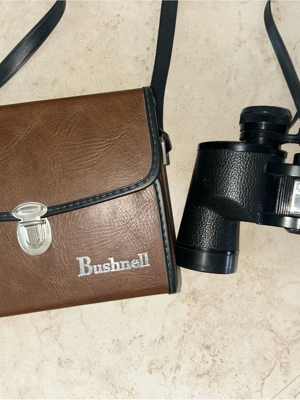 Bushnell insta focus binoculars 8 x 40 with case 473' at 1000 yds